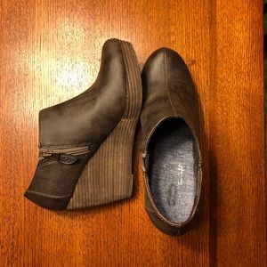DR SCHOLLS brown wedge booties